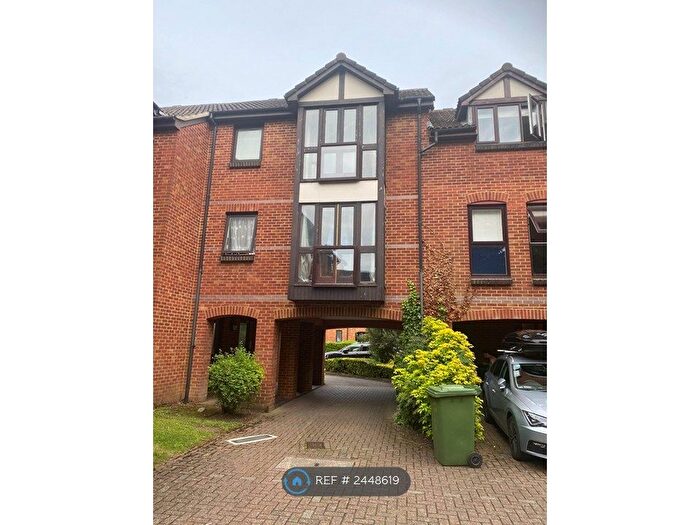 1 Bedroom Flat To Rent In Farriers Road, Epsom, KT17
