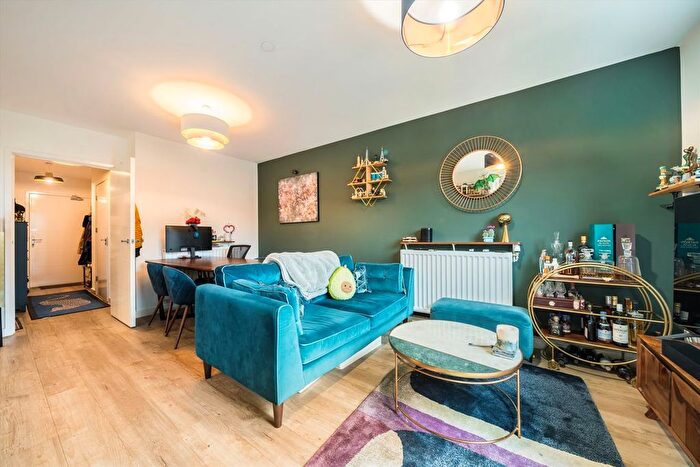2 Bedroom Flat For Sale In River Rise Close, Surrey Quays, SE8