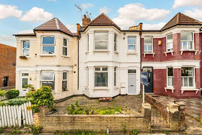 3 Bedroom Flat For Sale In Myddleton Road, London, N22