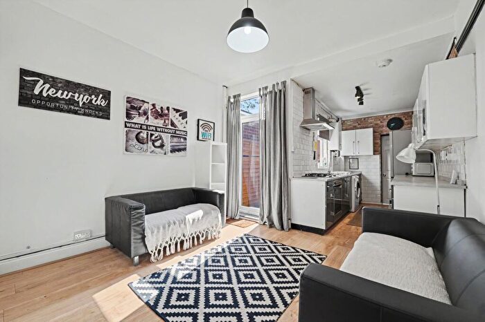 3 Bedroom Terraced House For Sale In Bolingbroke Road, Coventry, CV3