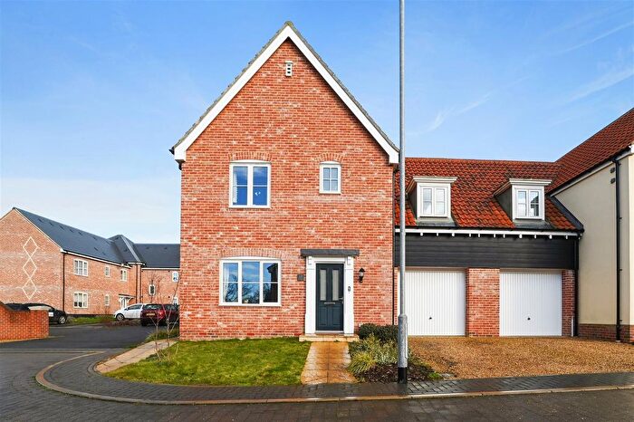 3 Bedroom Link Detached House For Sale In Fox Earth Close, Capel St. Mary, Ipswich, IP9