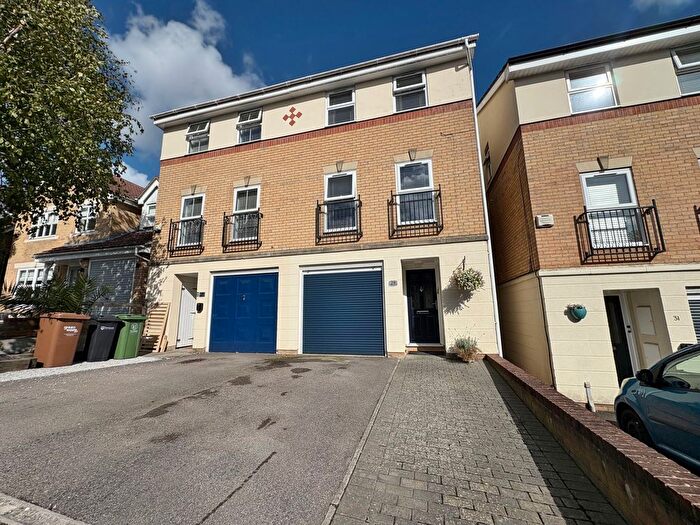 3 Bedroom Semi-Detached House For Sale In Copper Beech Drive, Farlington, PO6