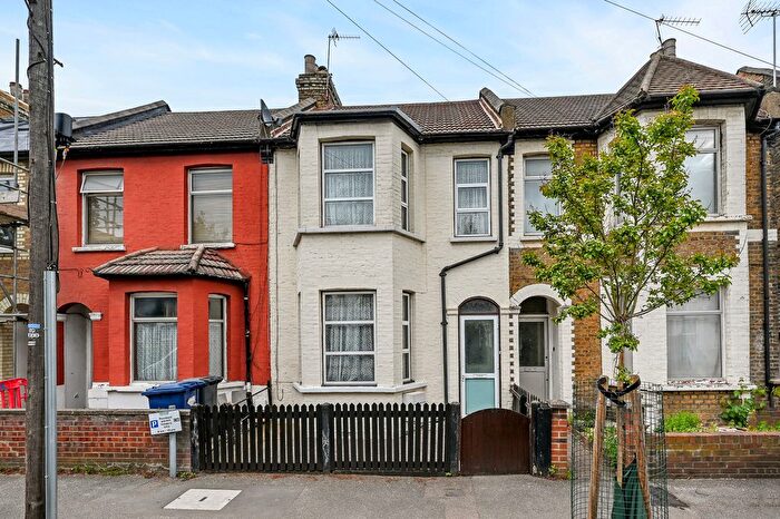 3 Bedroom Terraced House For Sale In Oak Grove, London, NW2