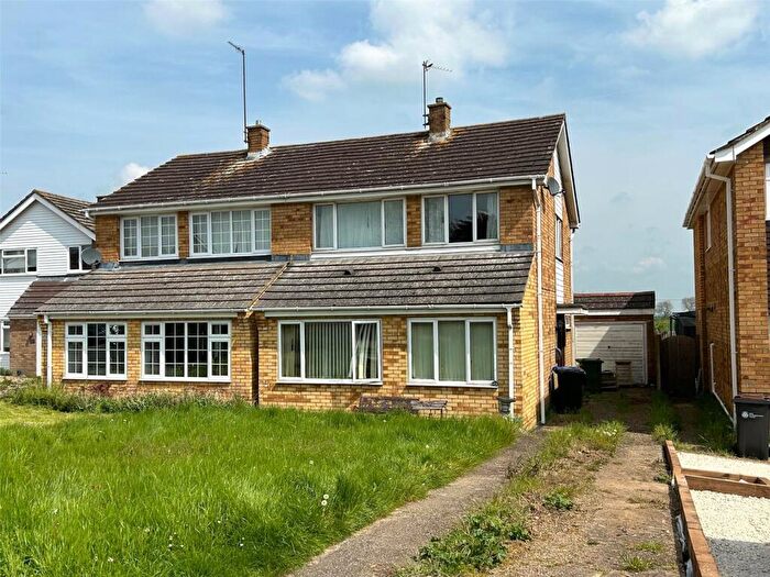 3 Bedroom Semi Detached House For Sale In Glebe Road, Deanshanger, Milton Keynes, MK19