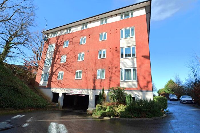 2 Bedroom Flat For Sale In North Drive, Hatfield, AL9
