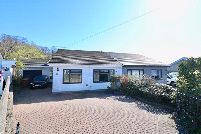 3 Bedroom Semi-Detached Bungalow For Sale In Woodland Drive, Crumlin, NP11