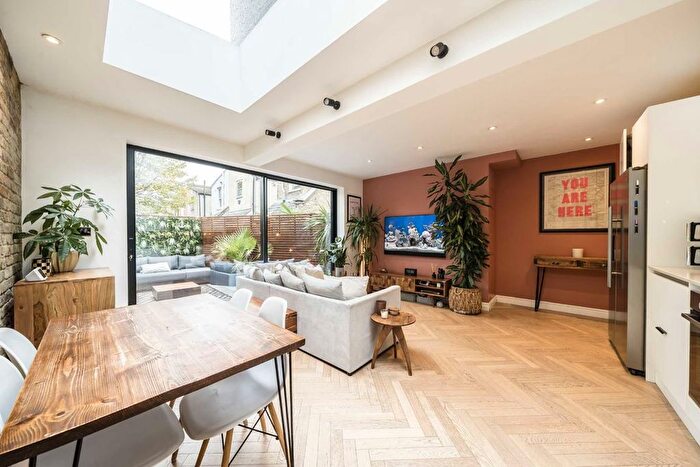 2 Bedroom Flat For Sale In Merton Road, Earlsfield, SW18