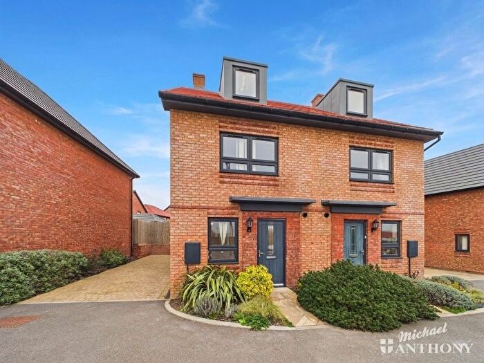 3 Bedroom Semi Detached House For Sale In Briggington Way, Leighton Buzzard, Bedfordshire, LU7
