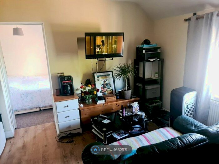 1 Bedroom Flat To Rent In High Street, London Colney, St. Albans, AL2