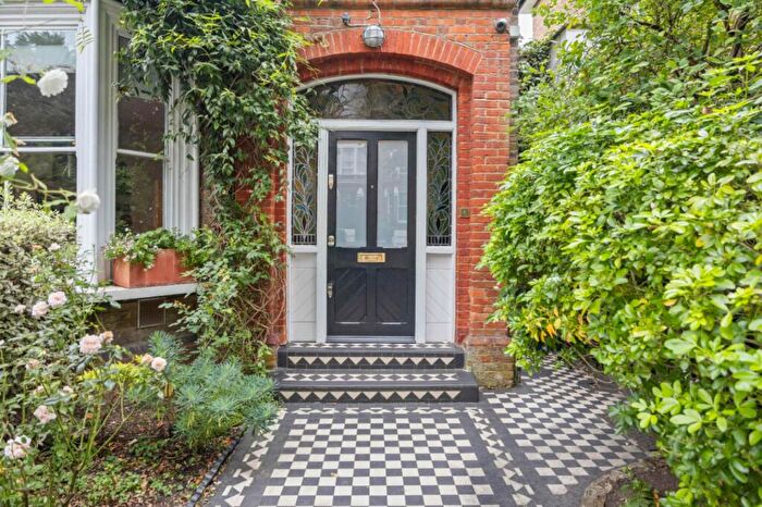5 Bedroom Semi-Detached House For Sale In Cavendish Road, Brondesbury, NW6
