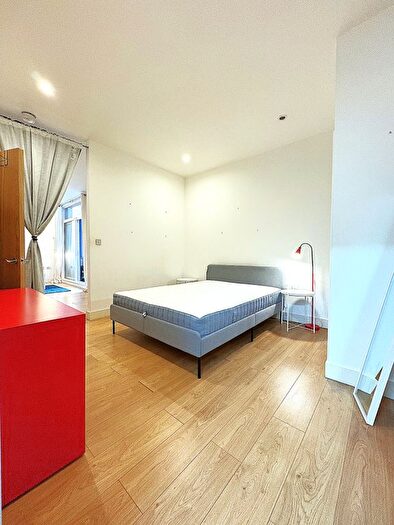 1 Bedroom Flat To Rent In Wandsworth Road, Vauxhall, London, SW8