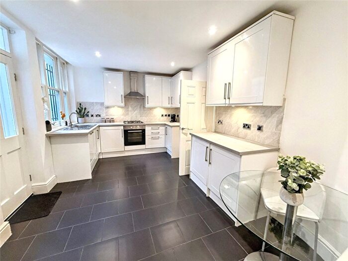 2 Bedroom Flat For Sale In Station Road, New Barnet, Barnet, EN5