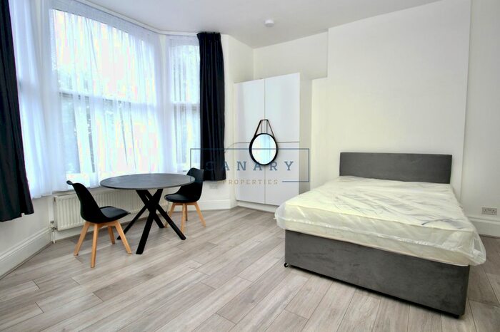 Studio To Rent In Avenue Crescent, Acton, London W3