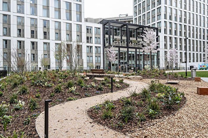 2 Bedroom Flat To Rent In Westfield Avenue, Stratford, London, E20