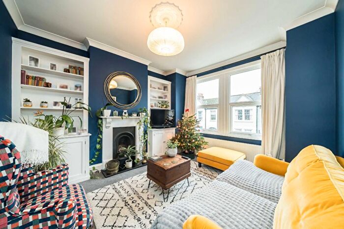 3 Bedroom Flat To Rent In Penwith Road, Earlsfield, SW18