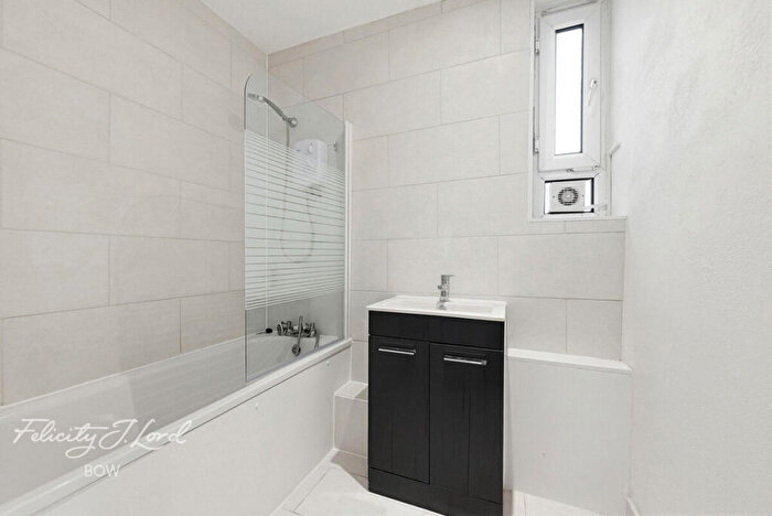 3 Bedroom Flat For Sale In Poplar High Street, London, E14