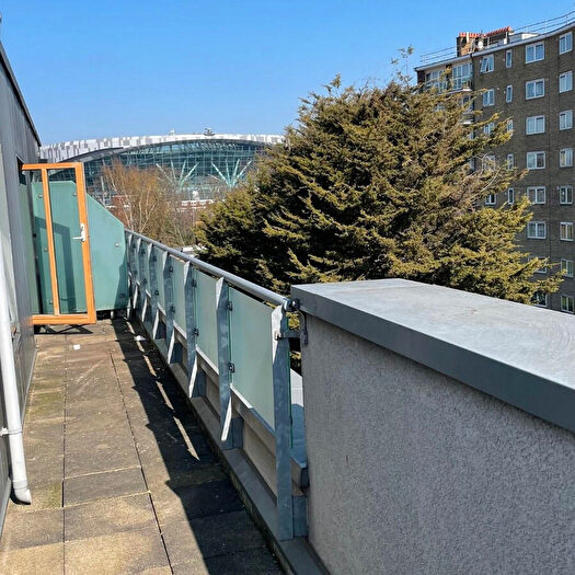 2 Bedroom Apartment For Sale In Hampden Lane, London, N17