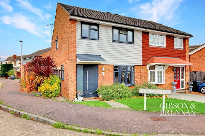3 Bedroom Semi-Detached House For Sale In Challock Lees, Basildon, SS13