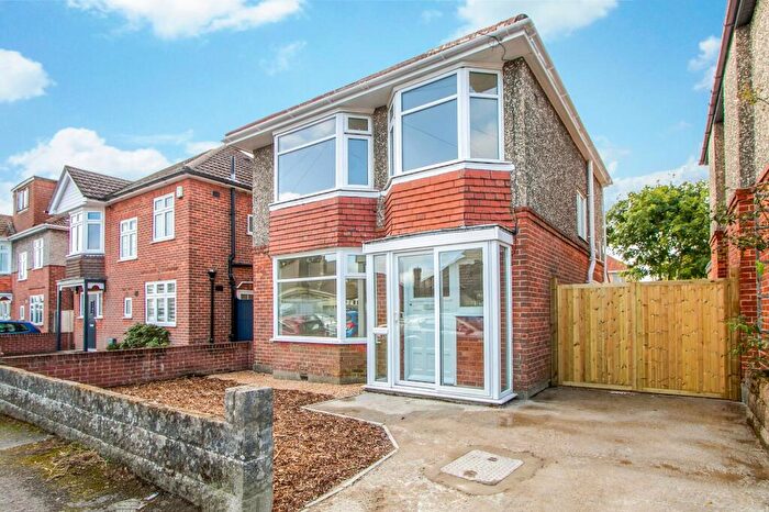 3 Bedroom Detached House For Sale In Pine Avenue, Poole, BH12