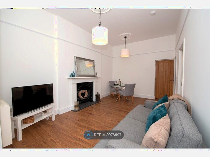 2 Bedroom Flat To Rent In High Street Alton, Alton, GU34