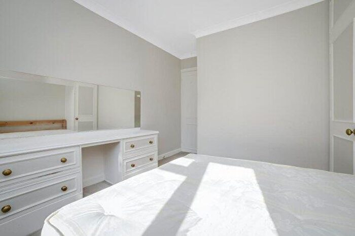 3 Bedroom Flat To Rent In Lovelace Gardens, KT6