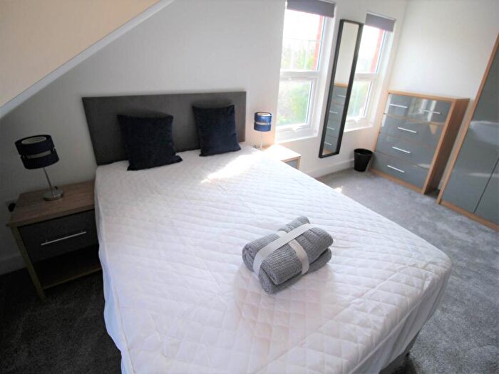 1 Bedroom Flat To Rent In Kirkstall Lane (room ), Headingley, Leeds, LS6