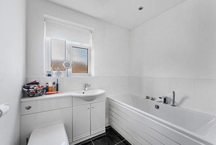 4 Bedroom Detached House For Sale In Oaklands Way, South Wallington, SM6