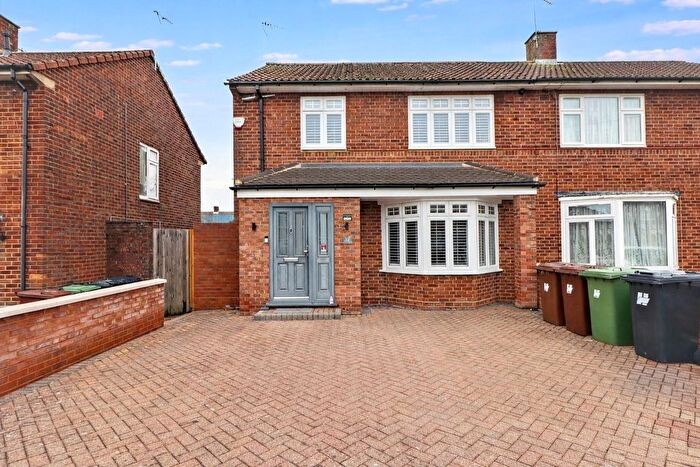 3 Bedroom Semi Detached House For Sale In Thornbury Gardens, Borehamwood, WD6
