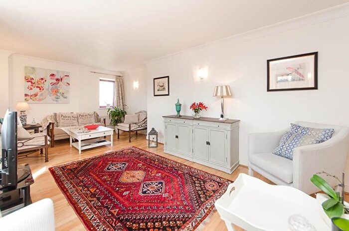 2 Bedroom Flat To Rent In William Morris Way, London, SW6