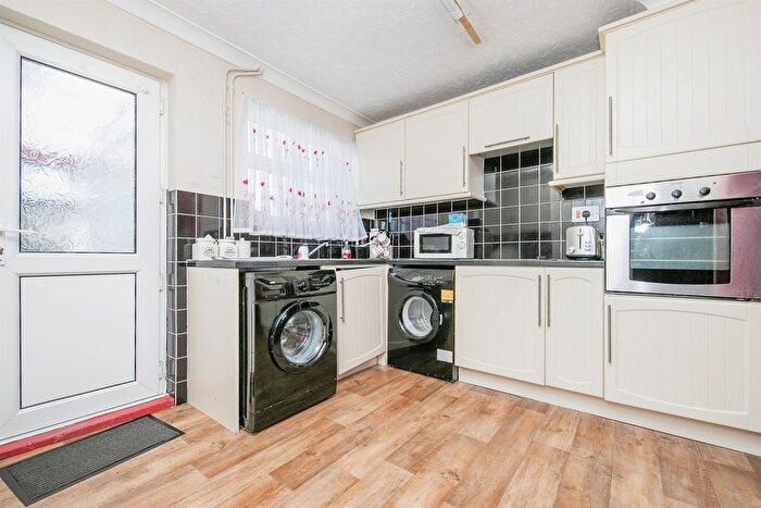 3 Bedroom End Of Terrace House For Sale In Hawthorn Avenue, Colchester, CO4