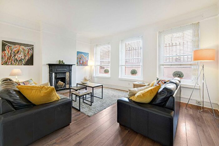 3 Bedroom Flat To Rent In New Kings Road, London, SW6