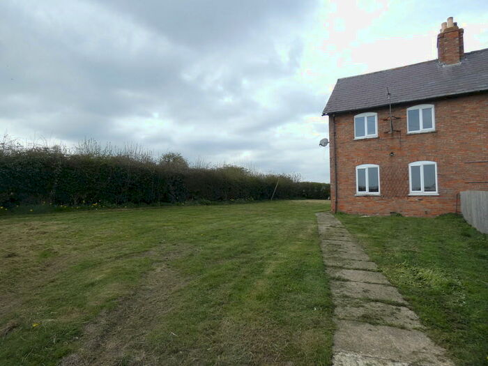 3 Bedroom Cottage To Rent In Stagsden, MK43