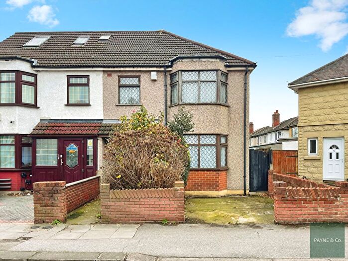 3 Bedroom Semi Detached House For Sale In Wards Road, Ilford, IG2