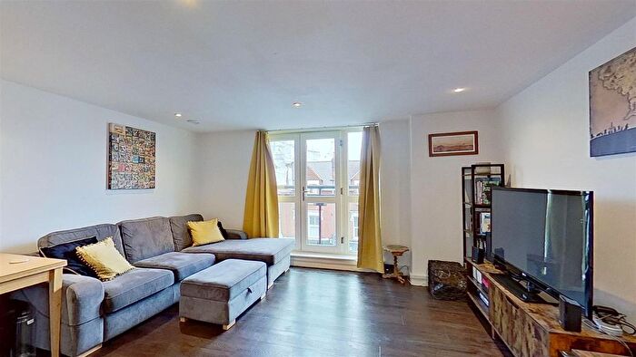 2 Bedroom Flat For Sale In Garratt Lane, London, SW18