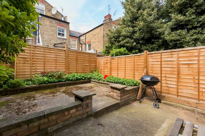 2 Bedroom Flat To Rent In Latchmere Road, London, SW11