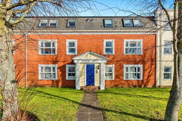 2 Bedroom Flat To Rent In Dove Place, Watermead, Aylesbury, HP19