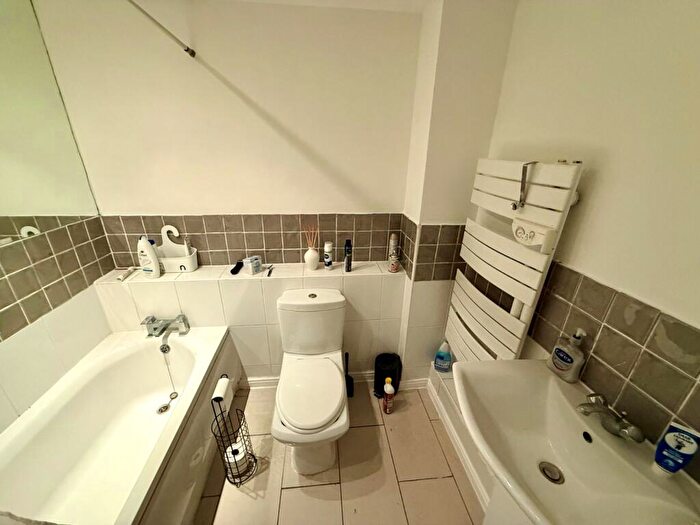 2 Bedroom Flat To Rent In Lower Canal Walk, Southampton, Hampshire, SO14