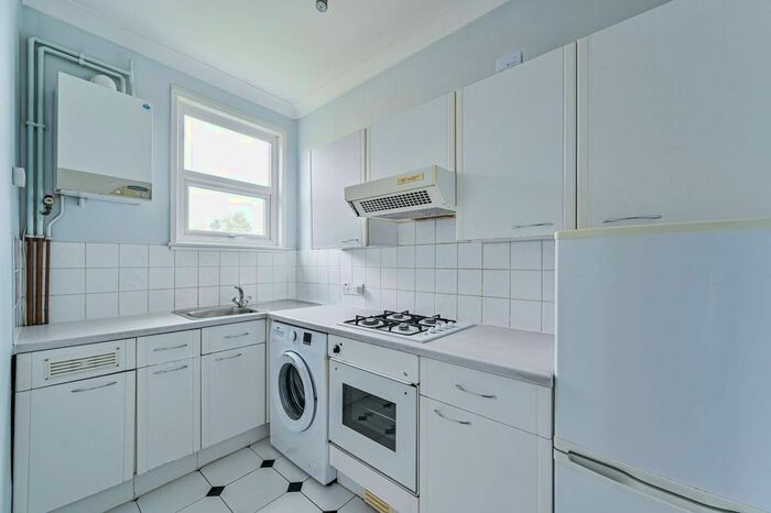 1 Bedroom Flat To Rent In Robinson Road, Colliers Wood, London, SW17