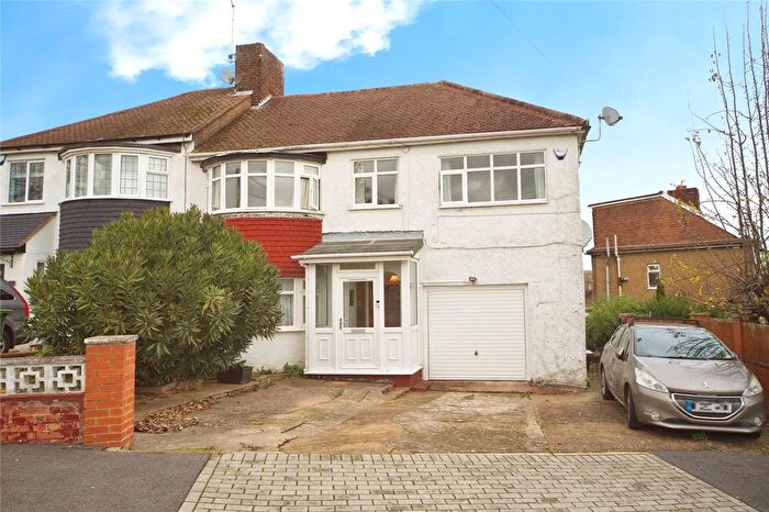 4 Bedroom End Terrace House For Sale In Connaught Avenue, East Barnet, Barnet, EN4