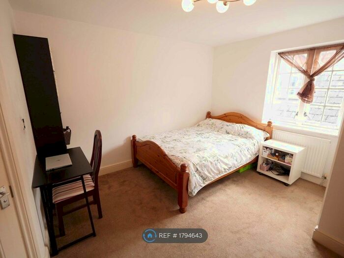 2 Bedroom Flat To Rent In Church Walk, Crawley, RH10