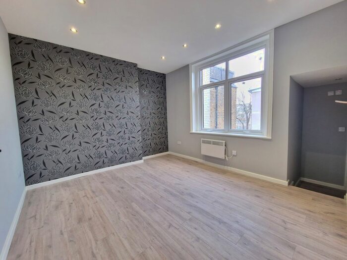 Studio To Rent In Walworth Road, London, SE17