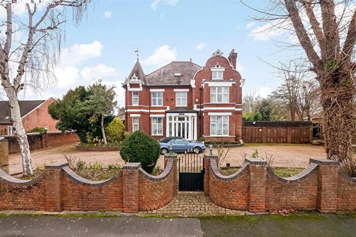 3 Bedroom Flat To Rent In Russell Hill, Purley, CR8