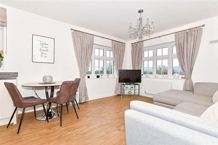 2 Bedroom Flat For Sale In Thomas Road, Aylesford, Kent, ME20