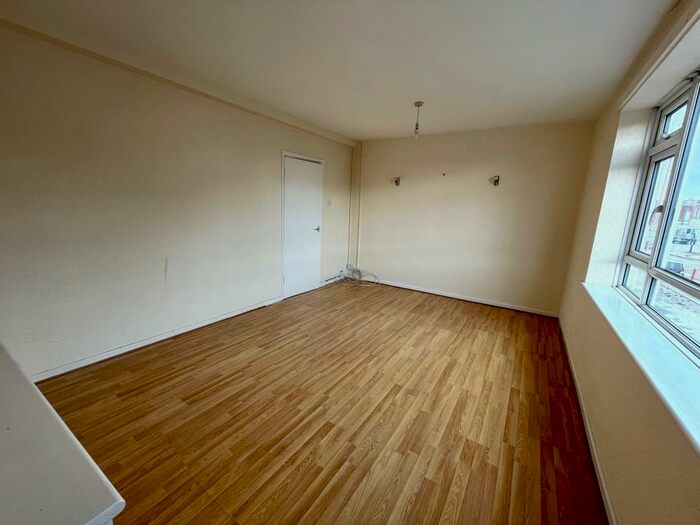 3 Bedroom Flat To Rent In Wingate Close, Cotteridge, B30