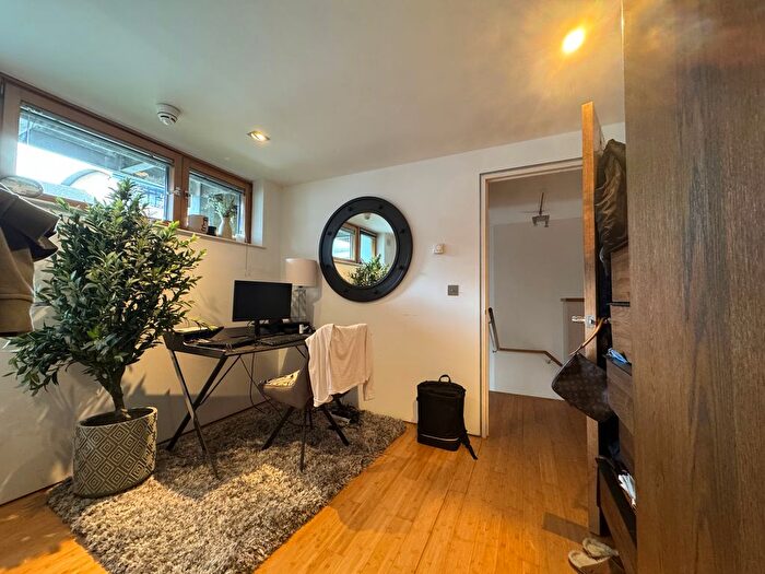 2 Bedroom Flat To Rent In Benyon Wharf, Hackney, E8