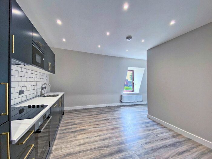 2 Bedroom Flat To Rent In Stratfield House, Station Road, Hook, RG27