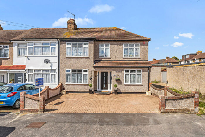 4 Bedroom End Of Terrace House For Sale In Lynton Avenue, Romford, RM7