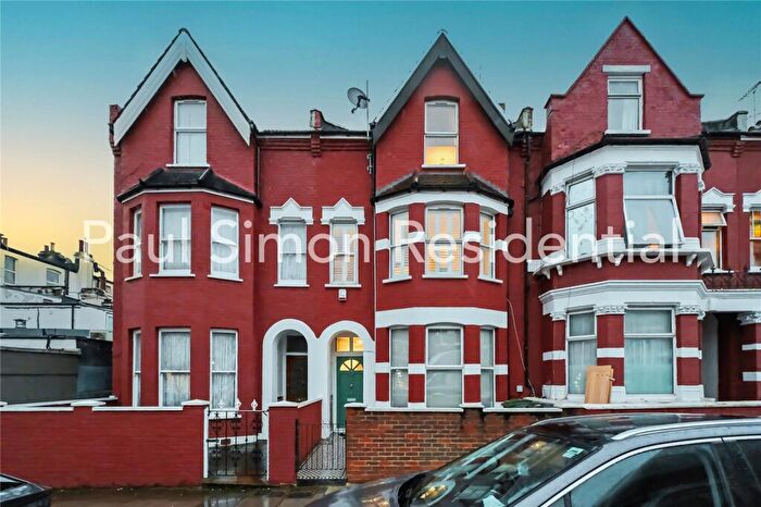 2 Bedroom Apartment For Sale In Burgoyne Road, London, N4