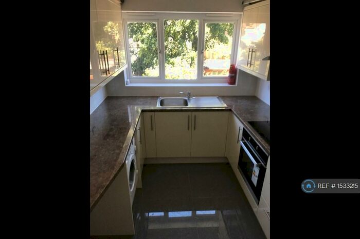 2 Bedroom Flat To Rent In Lenham Rd, Sutton, SM1
