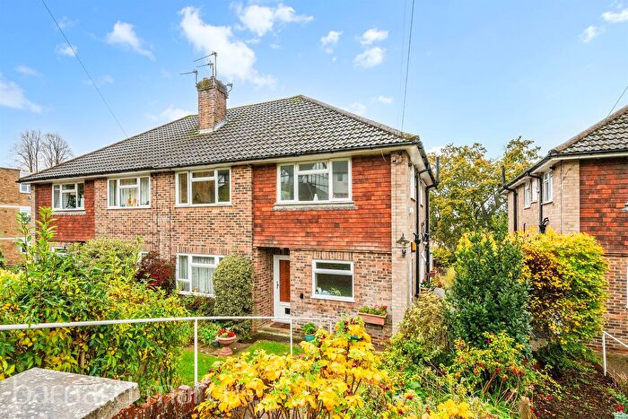 2 Bedroom Maisonette For Sale In South Terrace, Dorking, RH4